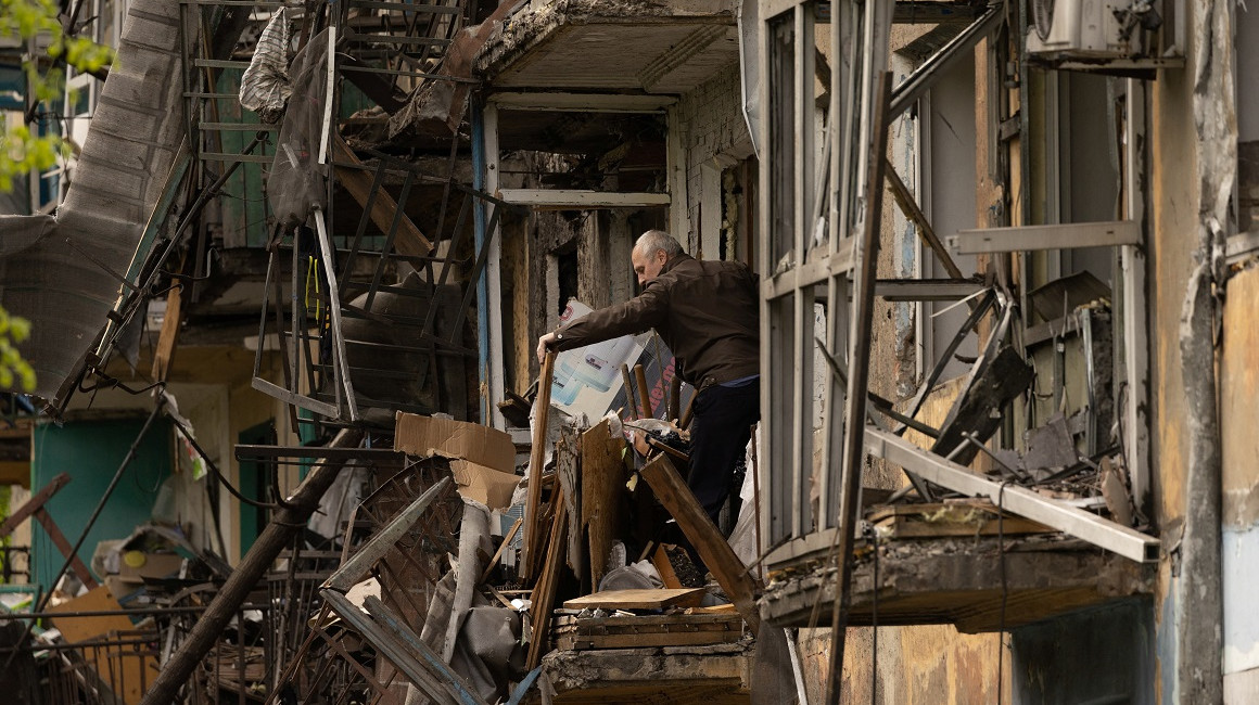 Un adulto mayor parado en lo que queda de su casa en Dombás, tras el bombardeo ruso, el 30 de abril de 2022.