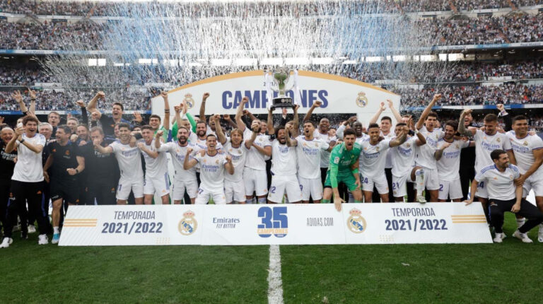 Los jugadores del Real Madrid, celebrando el título de la liga española, el 30 de abril de 2022.