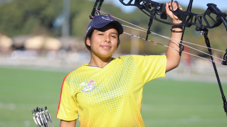 Blanca Rodrigo, después de ganar la final de tiro con arco, en los Juegos Suramericanos de la Juventud, en Rosario, el 1 de mayo de 2022.