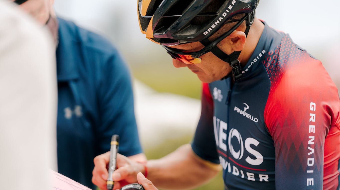 El pedalista ecuatoriano firma autógrafos antes de la presentación oficial del Giro de Italia 2022.