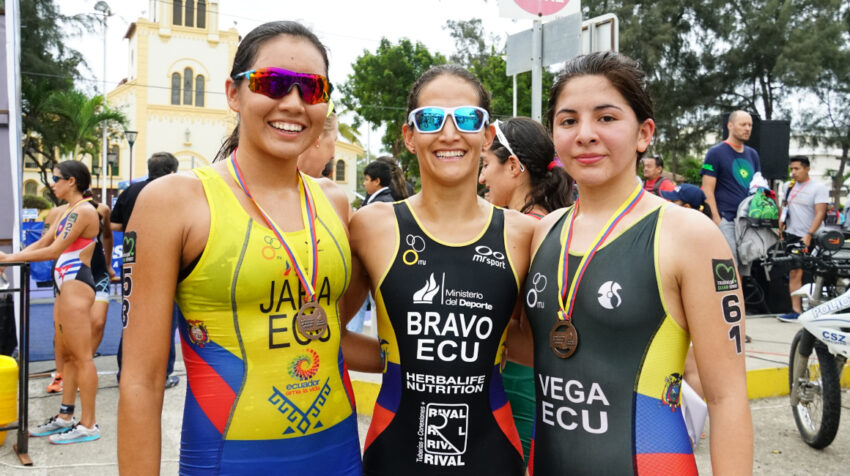 Paula Jara, junto a Elizabeth Bravo y Paula Vega, en Salinas, en 2018.