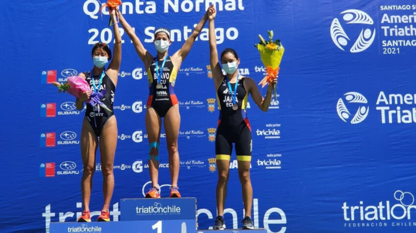 Paula Jara, en el podio del Panamericano de Triatlón, junto a Elizabeth Bravo, en Santiago, en 2021.