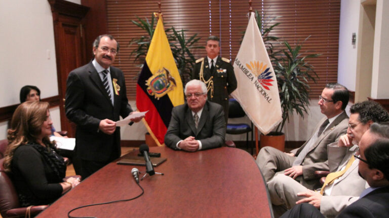 El expresidente de la Asamblea, Fernando Cordero, junto a los asambleístas Scheznarda Fernández y Juan Cassinelli, condecoraron al excontralor Carlos Pólit, el 8 de mayo de 2013. En la imagen consta el también excontralor, Pablo Celi.
