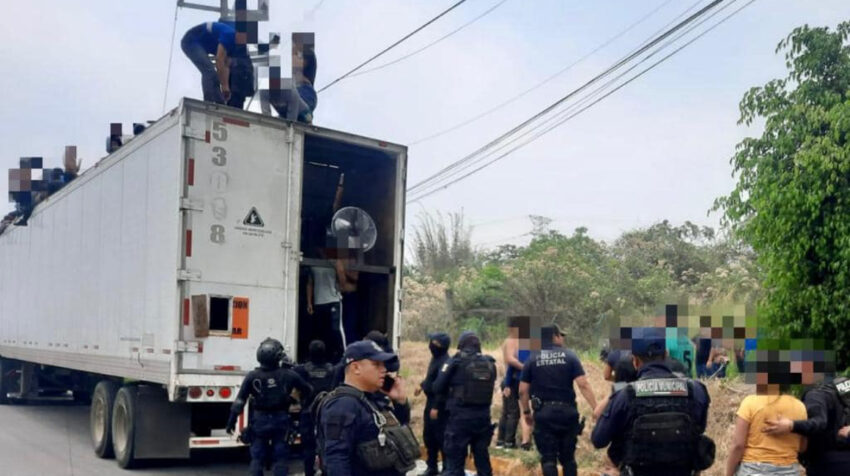 Momento en que las autoridades mexicanas localizan a 275 migrantes dentro de un tráiler, en una vía del estado de Veracruz, el 4 de mayo de 2022.