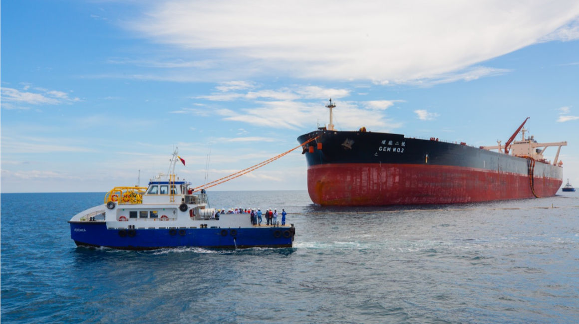 Un buque carga petróleo Oriente en la Costa ecuatoriana.