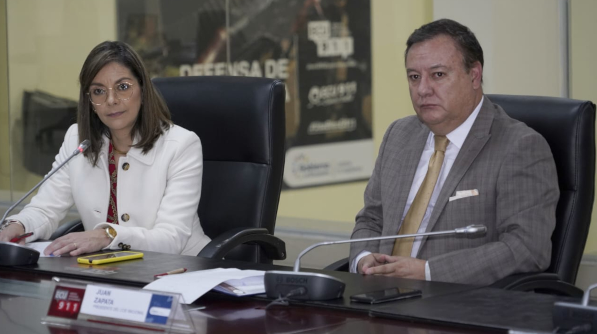 La ministra de Salud, Ximena Garzón; y el presidente del COE, Juan Zapata, durante una rueda de prensa, el 5 de mayo de 2022.