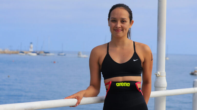 La nadadora ecuatoriana Samantha Arévalo durante el Campeonato Nacional de aguas abiertas, el 22 de abril de 2022.