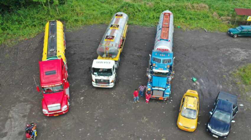 Tres camiones que con lixiviados extraídos del relleno sanitario de Quito en el cantón La Joya de los Sachas, el 23 de marzo de 2022.