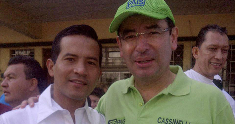 En 2013 Vallejo apoyó a la campaña de Alianza País. En la foto aparece junto con el entonces candidato a asambleísta Juan Carlos Casinelli.