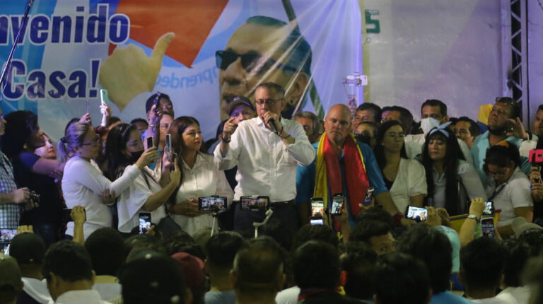 Jorge Glas fue recibido por sus seguidores en el coliseo River Oeste, de Guayaquil, el 10 de abril de 2022, tras salir de la cárcel.