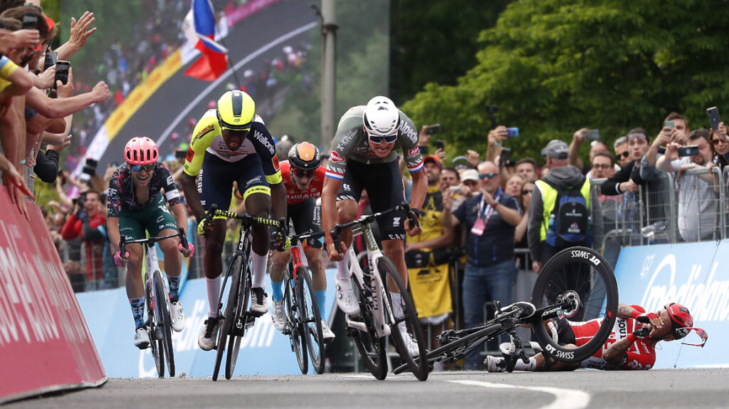 Van der Poel gana la Etapa 1 del Giro y Richard Carapaz termina sexto