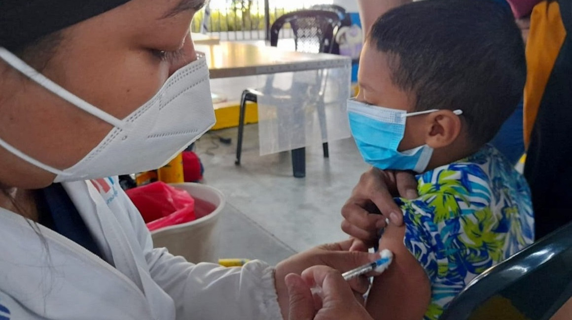 Un niño de cinco años en Guayaquil recibe la vacuna contra el Covid-19, el 4 de abril de 2022.