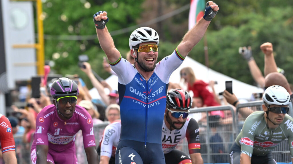 Mark Cavendish gana la Etapa 3 del Giro y consigue su victoria 160