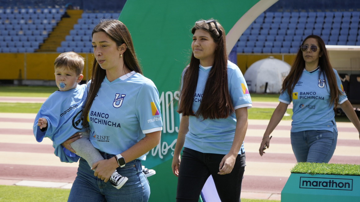 Esposas de los jugadores de Católica saltan a la cancha, en un homenaje por el día de la madre, el 8 de mayo de 2022.