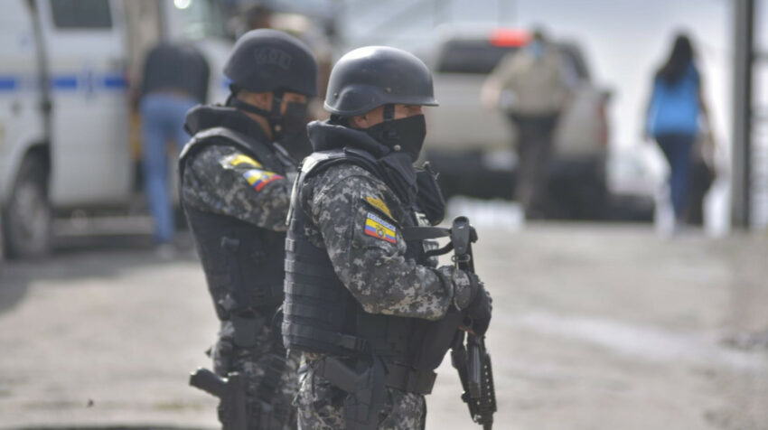 Agentes policiales custodian la cárcel de Bellavista, en Santo Domingo de los Tsáchilas, tras la masacre de 43 personas, el 9 de mayo de 2022.