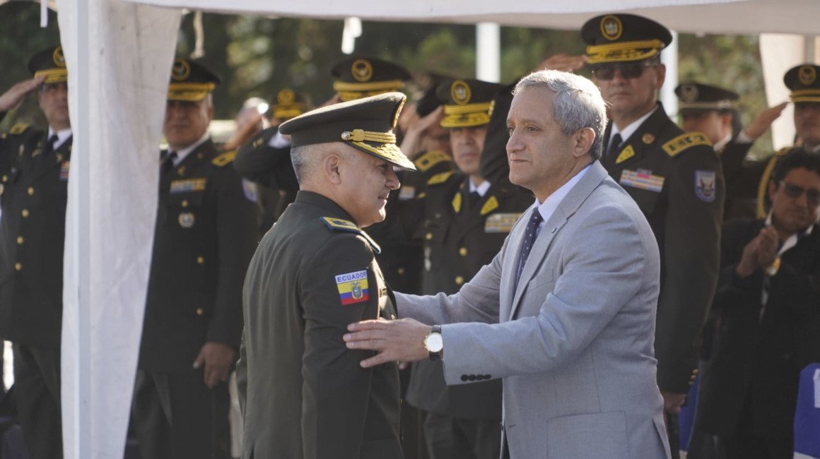 Fausto Salinas y Patricio Carrillo durante una ceremonia policial, en Quito, el 9 de mayo de 2022.