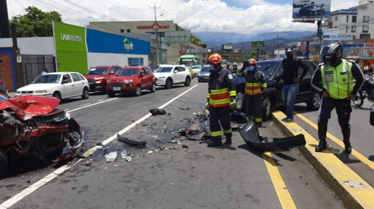 Un accidente de tránsito en el valle de Cumbayá, en el nororiente de Quito, el 14 de marzo de 2021.