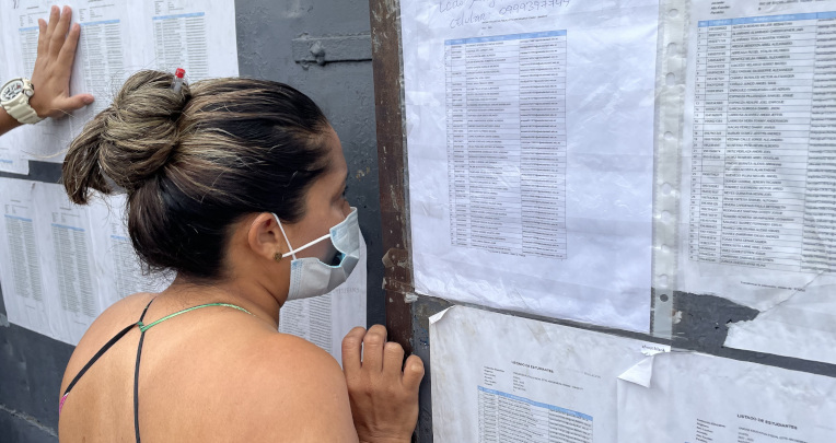 Una madre de familia pide información en el colegio Otto Arosemena Gómez. Guayaquil, 10 de mayo de 2022.