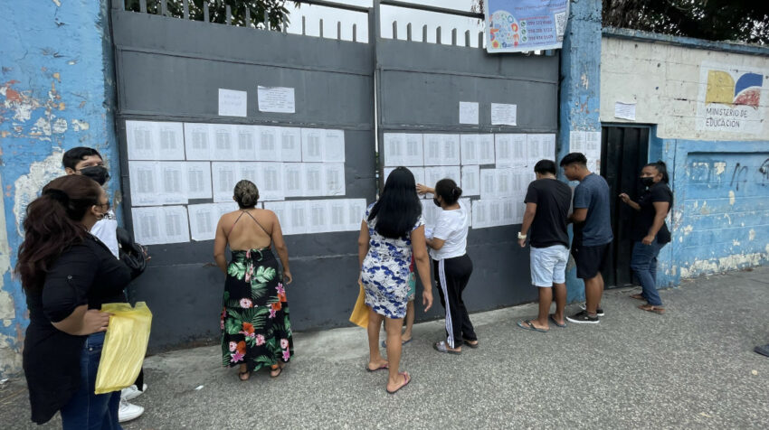 Padres de familia buscan información sobre la matrícula de sus hijos, Guayaquil, 10 de mayo de 2022.