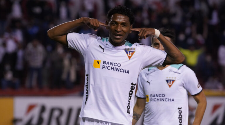 Nilson Angulo, de Liga de Quito, celebra un gol ante Antofagasta de Chile, en el estadio Rodrigo Paz Delgado, el 12 de abril de 2022.