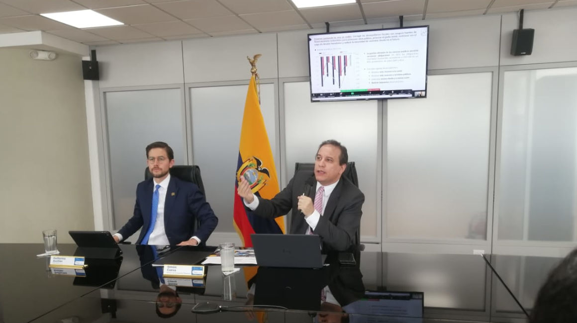 Guillermo Avellán, gerente del BCE, y Simón Cueva, ministro de Finanzas, en rueda de prensa, 11 de mayo de 2022.