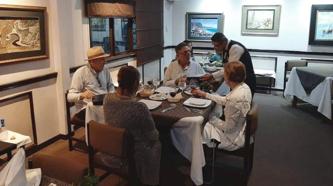 Un grupo de visitantes del emblemático restaurante El Caracol Azul, en el centro de Guayaquil.