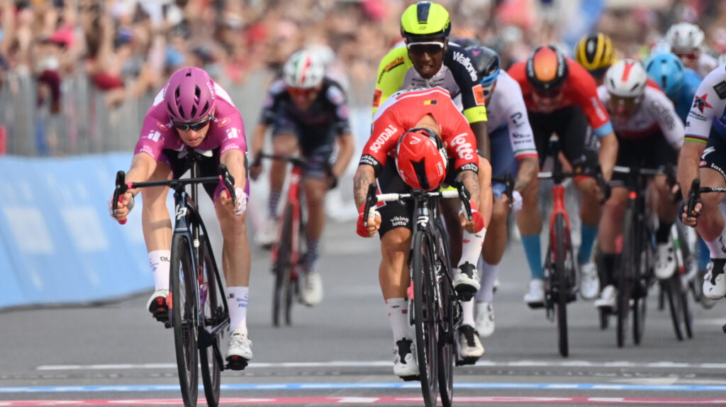 Démare vence por milímetros a Ewan en el sprint de la Etapa 6 del Giro