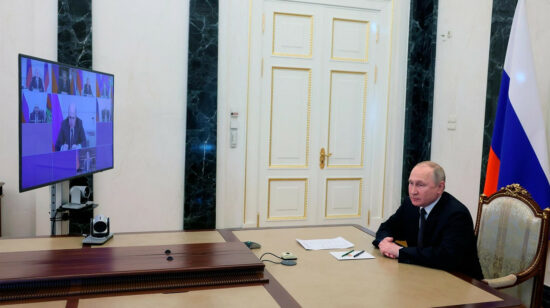 El presidente ruso, Vladimir Putin, durante una reunión con su consejo de seguridad en Moscú, el 12 de mayo de 2022.