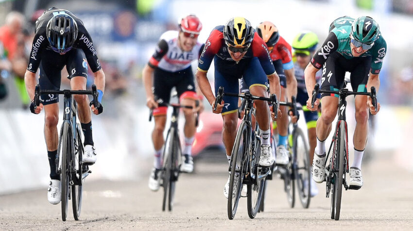 Romain Bardet, Richard Carapaz y Jai Hindley pelean por la victoria en el Blockhaus, en la Etapa 9 del Giro de Italia.