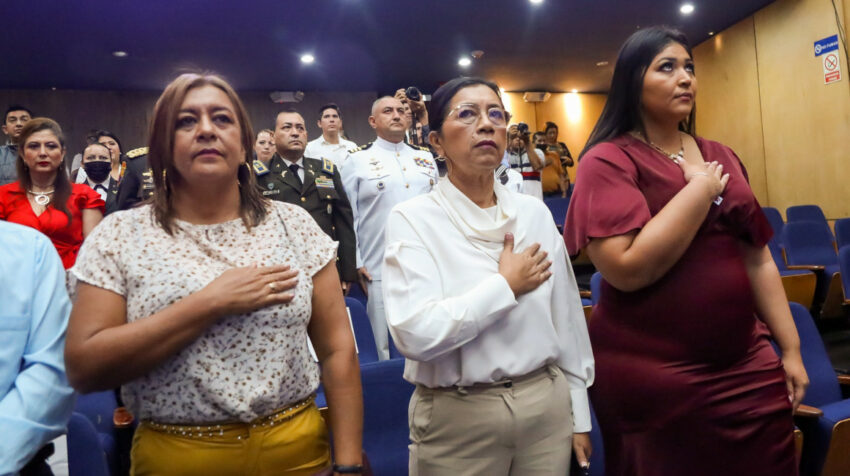 La gobernadora de Orellana, Esperanza Bustamante, y la presidenta de la Asamblea, Guadalupe Llori, durante la sesión solemne por los 53 años de cantonización de Orellana, el 30 de abril de 2022.
