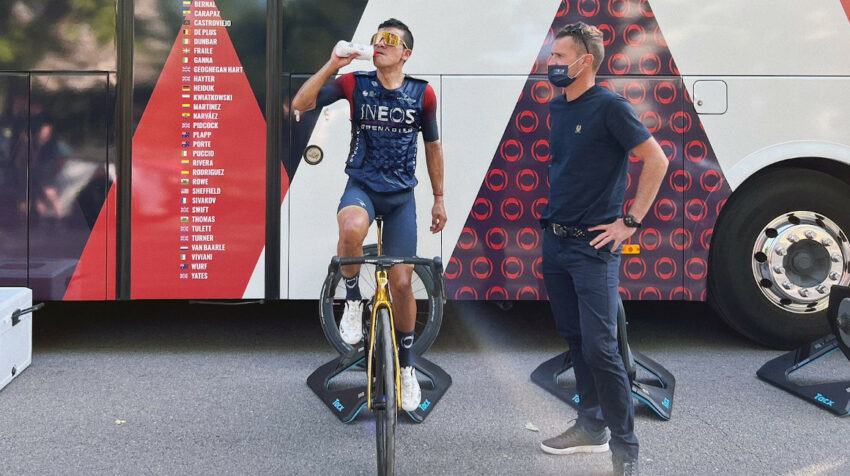 Richard Carapaz se hidrata después de finalizar la Etapa 10 del Giro de Italia, el 17 de mayo de 2022.