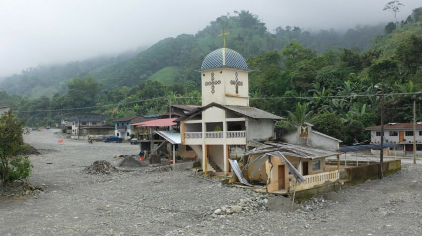 La iglesia de El Palmar, en La Maná, destruida por las lluvias, en mayo de 2022.