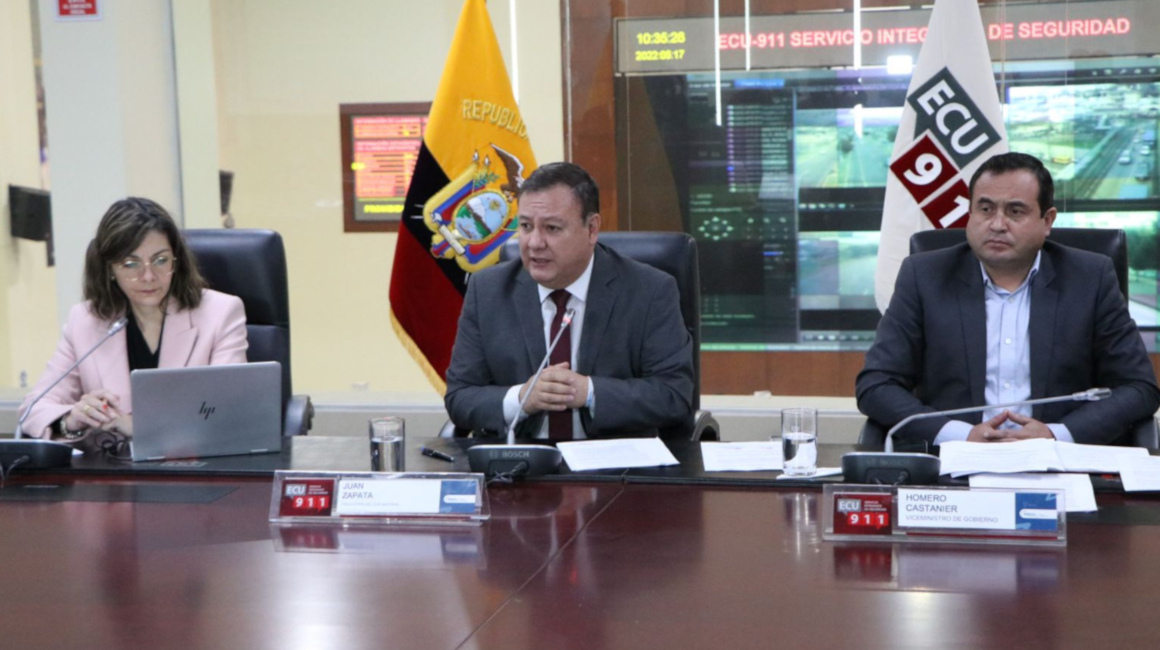 La ministra de Salud, Ximena Garzón; el presidente del COE, Juan Zapata; y el viceministro de Gobernabilidad, Homero Castanier, durante una rueda de prensa, el 17 de mayo de 2022.
