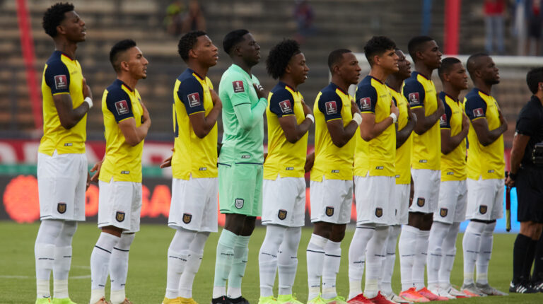 Los jugadores de Ecuador cantan el himno nacional, el 10 de octubre de 2021, antes de enfrentar a Venezuela, en Caracas, en un partido de las Eliminatorias al Mundial de Catar.