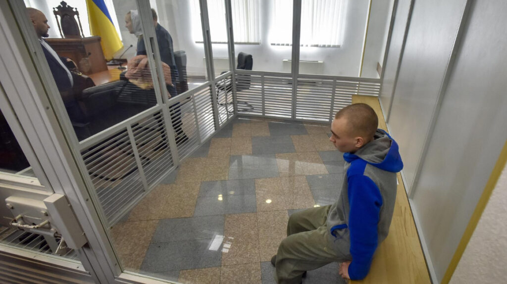 Primer soldado ruso juzgado en Ucrania pide perdón a viuda de su víctima