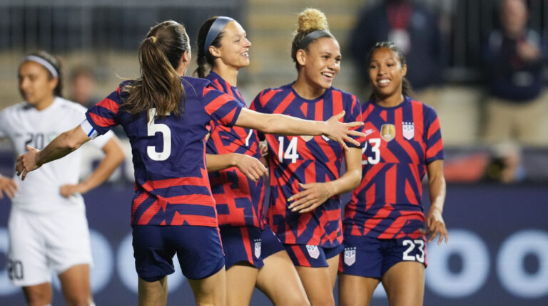 La selección femenina de Estados Unidos, en su partido ante Uzbekistán, en Filadelfia, el 12 de abril de 2022.