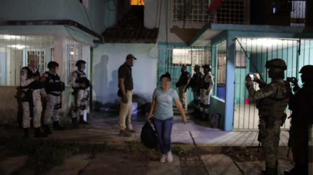 Hallan a 58 migrantes hacinados en viviendas, en México