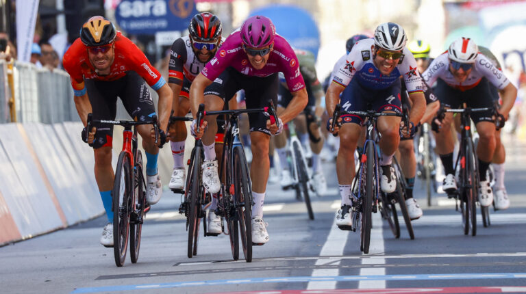Tercera victoria de Démare en el Giro y Carapaz llega en el puesto 15