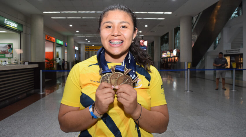 Bella Paredes, con sus medallas del Mundial Juvenil de Pesas, en 2022.