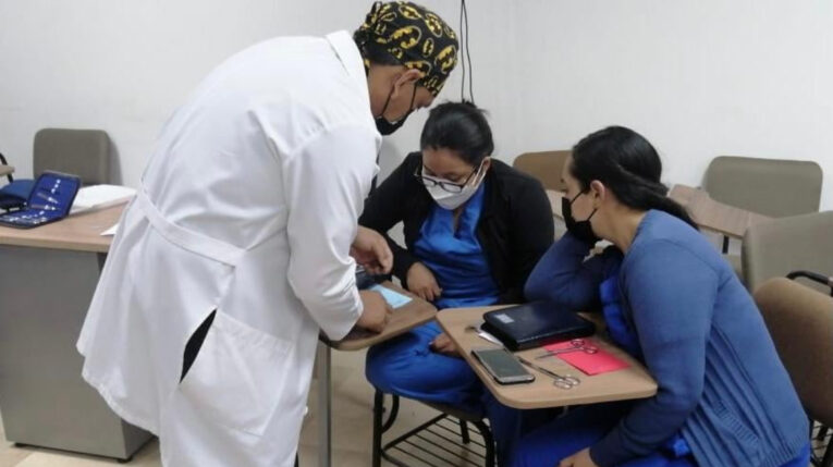 Médicos posgradistas desarrollaron un taller sobre suturas, dirigido al personal de internos de la carrera de Medicina, el 23 de junio de 2021.