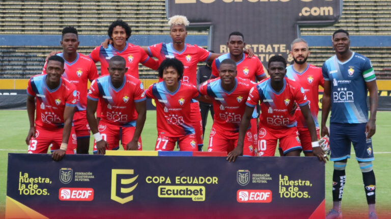 Los jugadores de El Nacional, durante el partido de ida ante el Primero de Mayo por la Copa Ecuador.