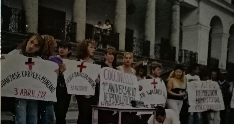 Grupo de mujeres transgénero protestan en los exteriores del Palacio de Carondelet, Quito 1998.