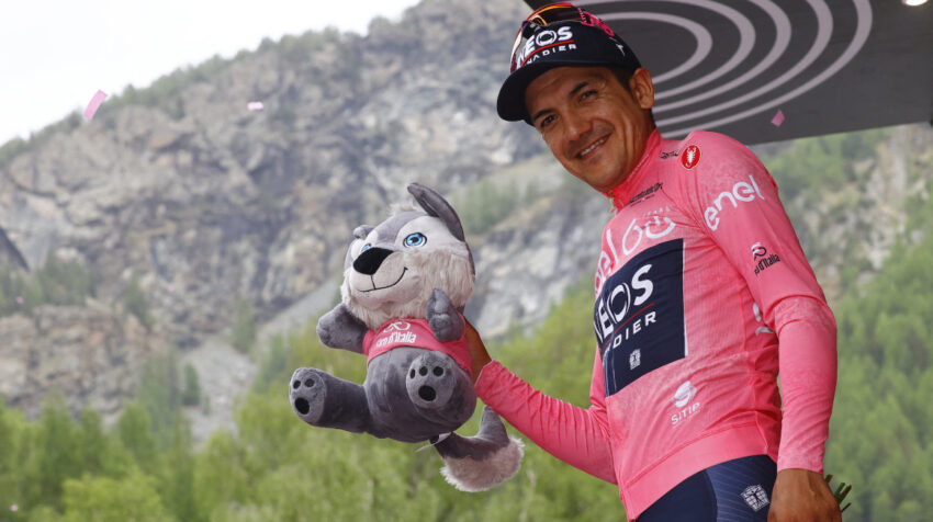 Richard Carapaz muestra el lobo que recibió en el podio el 22 de mayo de 2022, como líder de la clasificación general del Giro de Italia. 