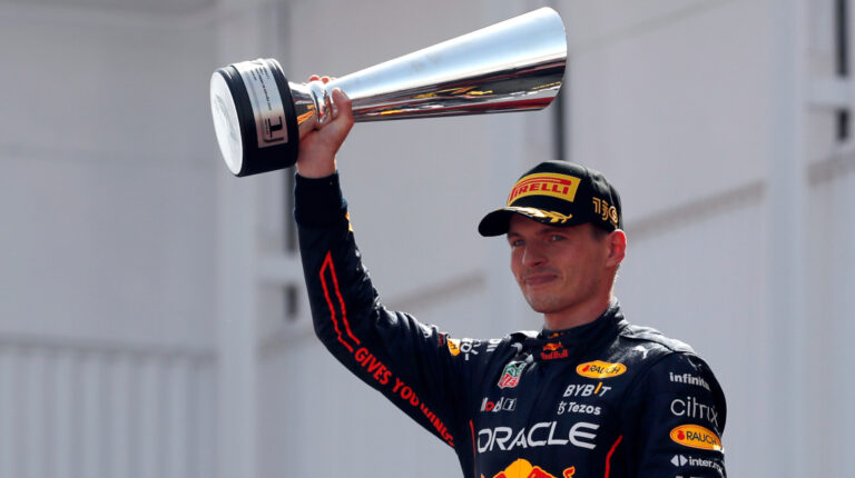 Max Verstappen, en el podio del Gran Premio de España, en Barcelona, el 22 de mayo de 2022.