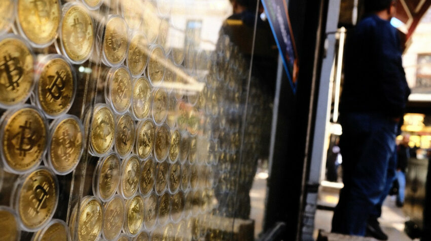 Una tienda de intercambio de bitcoins en Estambul, Turquía, el 11 de mayo de 2022.