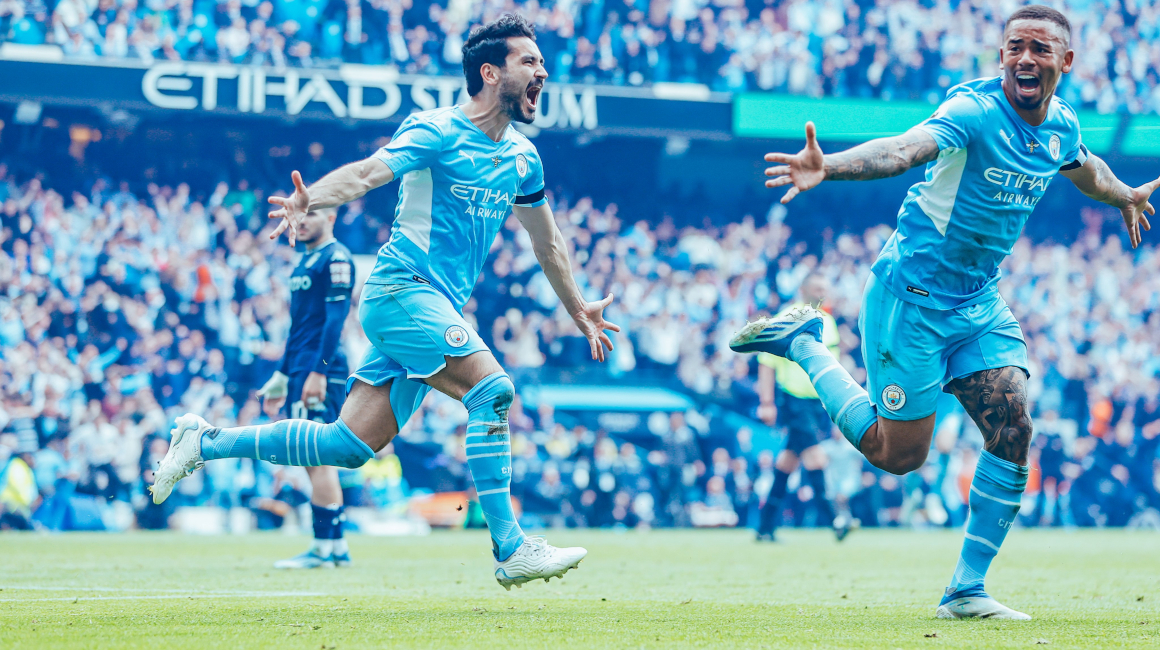 Ilkay Gundogan y Gabriel Jesús celebran en el partido del Manchester City ante Aston Villa el 22 de mayo de 2022.