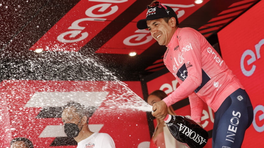 Richard Carapaz festeja el domingo 22 de mayo de 2022, después de mantener la maglia rosa, como líder del Giro de Italia.