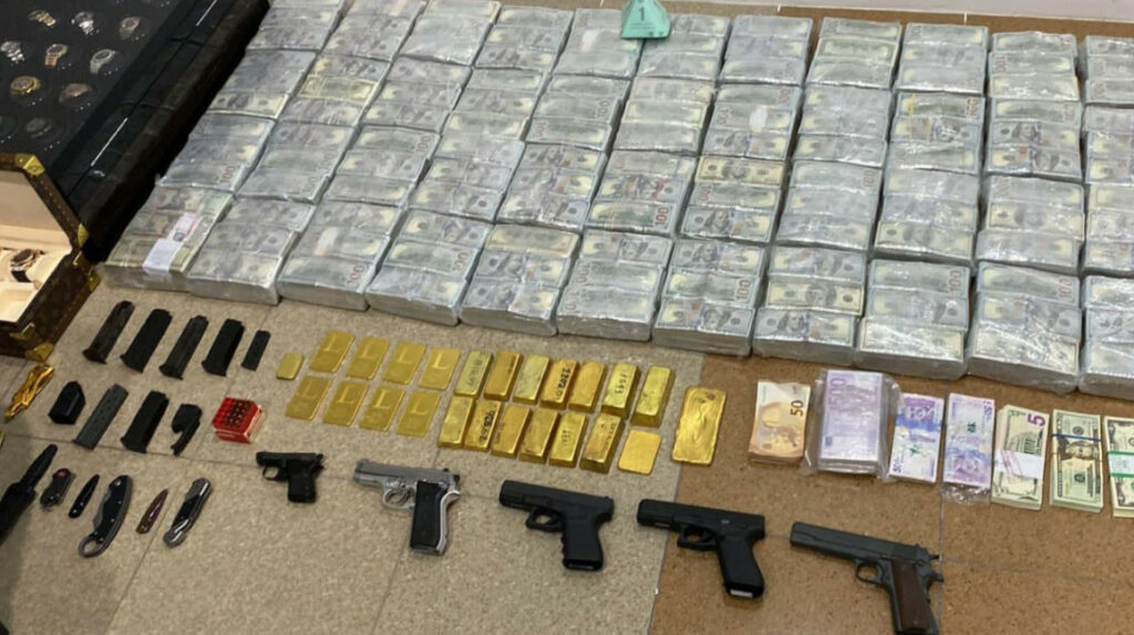Lingotes de oro, armas y dinero en efectivo, decomisados por la Fiscalía