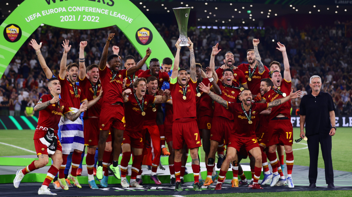 Los jugadores de la Roma y José Mourinho celebran el título de la Conference League, el 25 de mayo de 2022.