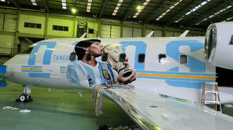Tango D10s Maradona avión